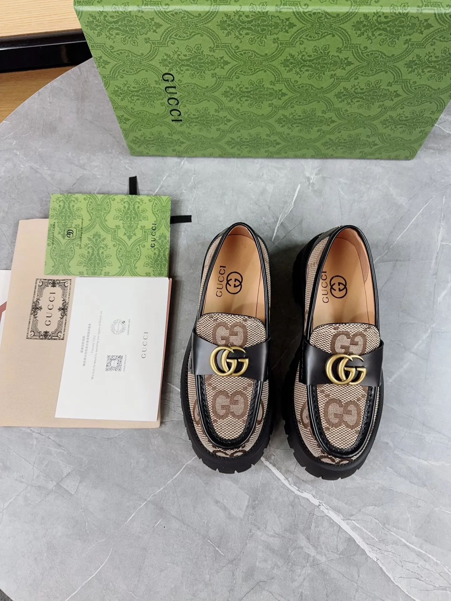 👟👟Ex-factory price 520👟👟Gucci2023 new model, double GG groove thick-soled Loaf platform shoes. The original version is made 1:1. Super beautiful quality, classic model at the counter. ❶Upper: original open edge beaded cowhide ❷Inner lining: water-dyed cowhide ❸Feet: water-dyed cowhide ❹Outsole: ultra-light original sole ❺thick sole heightening: 3.5cn ❻Packing: original packaging ❼Number: 35-42 (41 41 customized, non-returnable) Men's model: 38-46 (45, 46 customized, non-returnable)